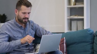 Öksürük ve dizüstü bilgisayarda çalışan hasta adamı