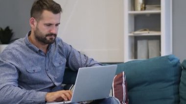 Boyun ağrısı dizüstü bilgisayarda çalışma ile yorgun adam