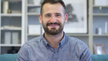 Merhaba, yetişkin adam hoş geldiniz için sallanan el