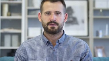 Hayır, yetişkin adam kafa sallayarak teklif reddetme