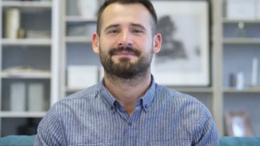 Evet, olumlu yetişkin adam kafa sallayarak teklifi kabul