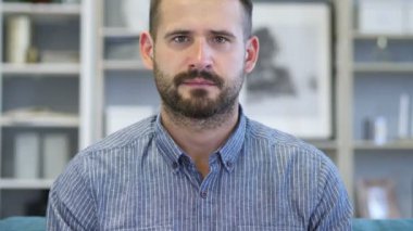 Kızgın diye bağıran yetişkin adam iş sorununa tepki