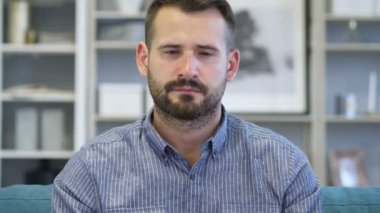 Vücut germe Relax çalışırken yorgun yetişkin adam