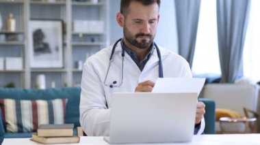 Doktor hasta tıbbi rapor üzerinde çalışma