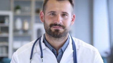 Kendine güvenen doktor gülümseyen tarafından yaşasın