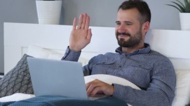 Mide yatakta yatan heyecanlı adam tarafından online görüntülü sohbet