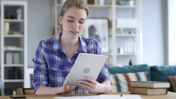 Heyecanlı kadın kutluyor başarı, Tablet bilgisayar kullanarak süre — Stok video