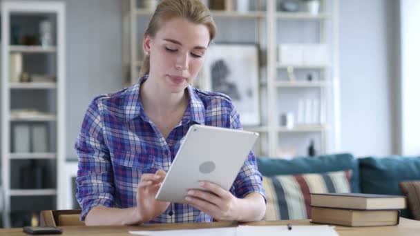 Gespannen gefrustreerde reactie van de vrouw, terwijl het werken met Tablet PC — Stockvideo