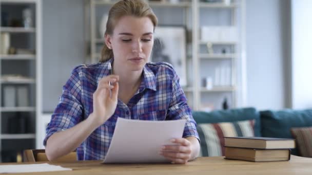 Документация, молодая женщина читает контракт в случайном офисе — стоковое видео
