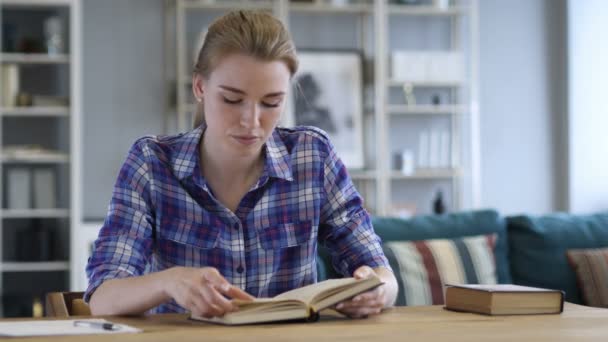 Mujer joven leyendo libro — Vídeos de Stock