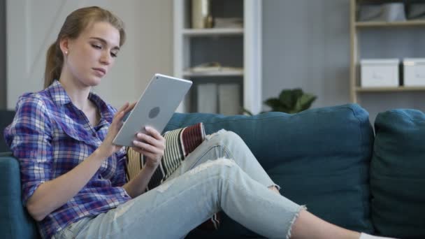 Relaxační žena sedí a prohlížení internetu na tabletu — Stock video