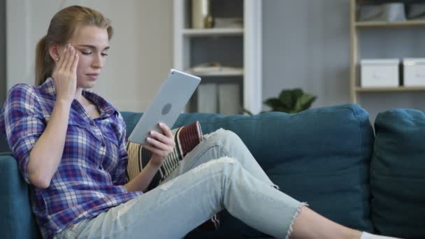 Donna con mal di testa Utilizzando Tablet mentre seduto sul divano — Video Stock