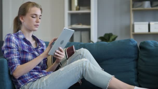 Mujer emocionada celebrando el éxito mientras usa Tablet — Vídeo de stock