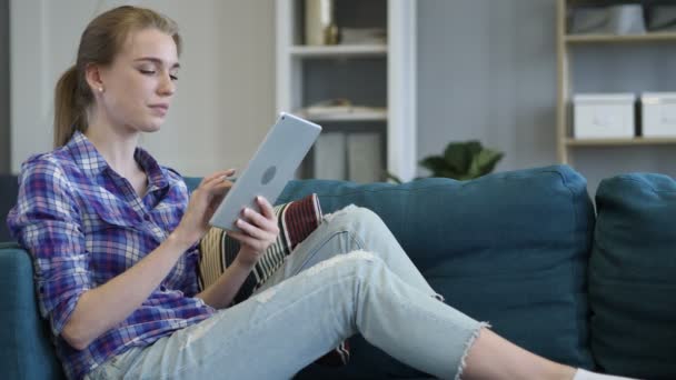 Treurige vrouw reageren op verlies terwijl gebruiken tablet in Bank — Stockvideo