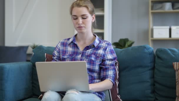 Kranke Frau hustet beim Benutzen von Laptop — Stockvideo