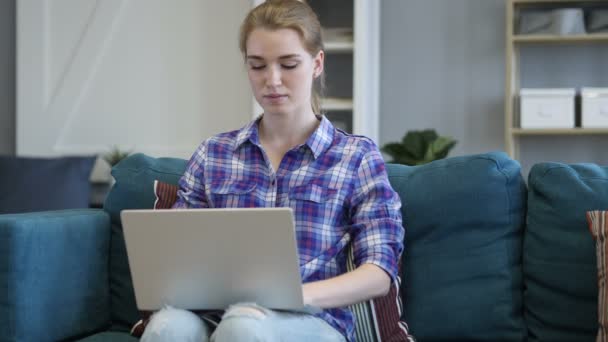 Moe van de jonge vrouw die op Laptop in Bank werkt — Stockvideo