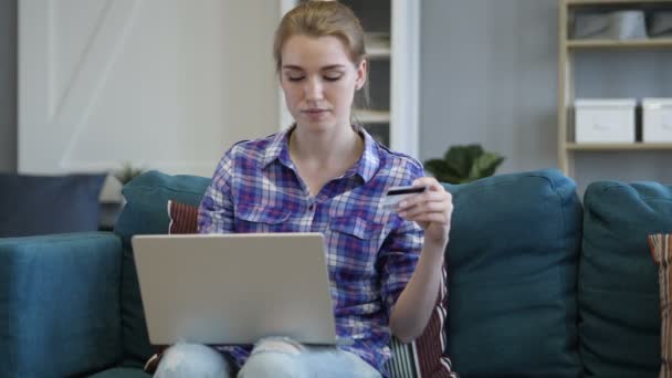 Compras Online por Jovem Mulher Usando Cartão de Crédito — Vídeo de Stock