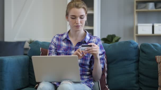 Udane zakupy Online Online przez kobieta pozywa kartą kredytową, płatność — Wideo stockowe