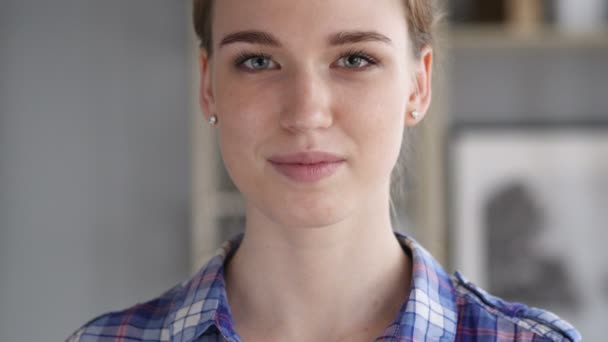 Portrait of Serious Young Woman Looking at Camera — Stok Video