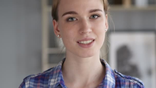Нет, молодая женщина отвергает предложение покачивая головой — стоковое видео