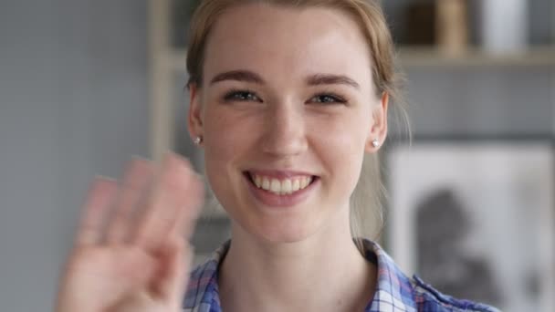 Портрет говорящей женщины, делающей видео в Интернете — стоковое видео