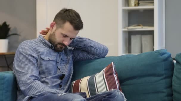 Spící ležérně sedí muž, zblízka — Stock video