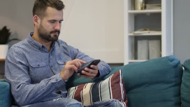 Homem navegando em Smartphone, usando a Internet — Vídeo de Stock