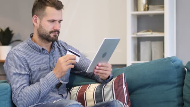 Compras en línea en Tablet PC por el hombre sentado — Vídeo de stock