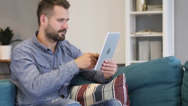 Pagamento Online bem sucedido em Tablet por Homem Casual — Vídeo de Stock