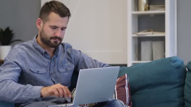 Чоловік покидає офіс після завершення роботи на ноутбуці — стокове відео
