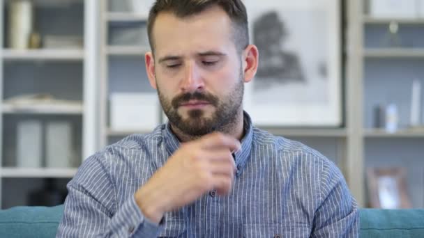 Portrait de l'homme du Moyen Âge pensant dans le bureau — Video