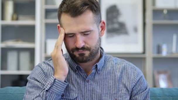 Mal de tête, Portrait de l'homme du Moyen Âge tendu au bureau — Video