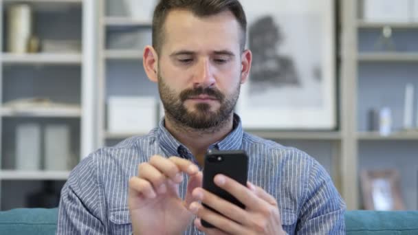 Porträtt av vuxen Man upptagen med Smartphone — Stockvideo