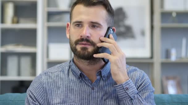 Portrait d'un homme adulte parlant au téléphone — Video