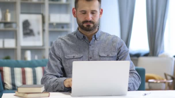 Uomo eccitato Celebrare il successo, Lavorare sul computer portatile — Video Stock