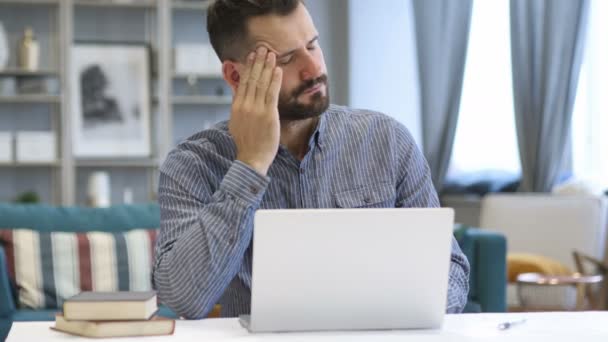 Dor de cabeça, homem em tensão trabalhando no escritório, dor — Vídeo de Stock