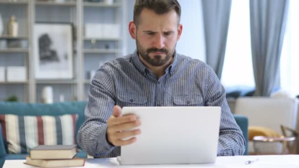Perda, homem frustrado trabalhando no laptop — Vídeo de Stock