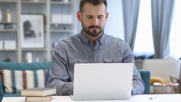 Scioccato, uomo sbalordito chiedendo e lavorando sul computer portatile — Video Stock