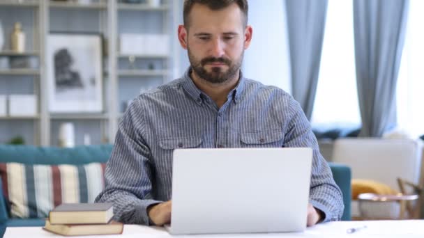 Sick Man Coughing at Work, Cough — Stock Video