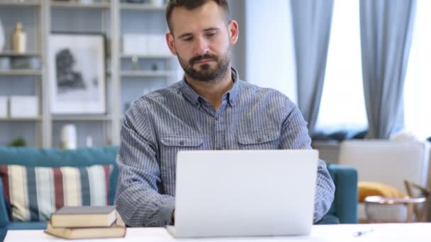 Hombre dejando el lugar de trabajo después de completar el trabajo en el ordenador portátil — Vídeo de stock