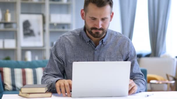 Arg Man reagerar på förlust på jobbet — Stockvideo