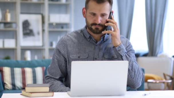 Hombre discutiendo el trabajo por teléfono — Vídeos de Stock