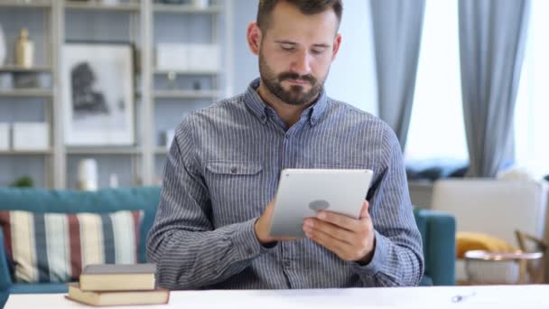 Hombre usando la tableta en el lugar de trabajo — Vídeo de stock