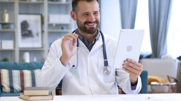 Dokter delen goed nieuws op Video Chat op Tablet PC — Stockvideo