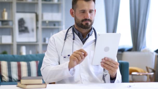 Médico usando Tablet para navegação na internet — Vídeo de Stock