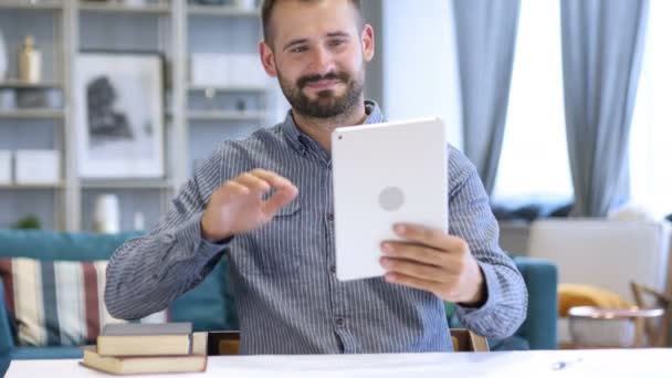 Wideo czat online przez człowieka na komputerze typu Tablet — Wideo stockowe