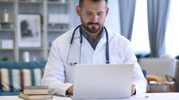 Jovem médico trabalhando no laptop — Vídeo de Stock