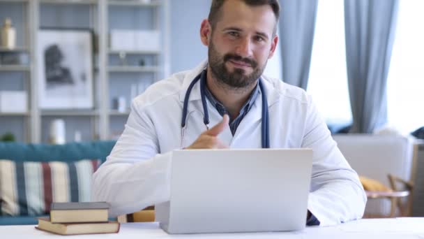 Pouces levées par un médecin positif regardant la caméra — Video