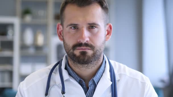 Retrato de Serious Confident Doctor — Vídeo de Stock