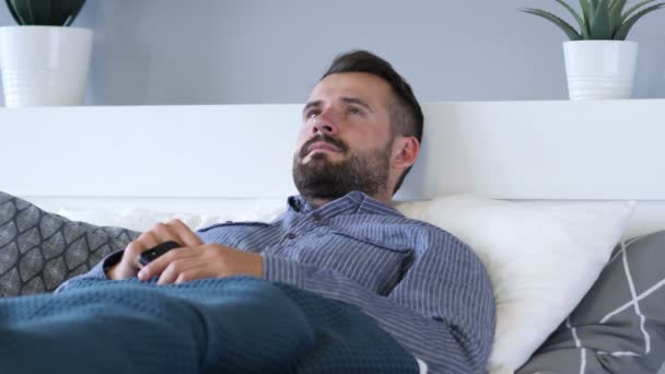 Pensamiento del hombre pensativo mientras está acostado en la cama — Vídeo de stock